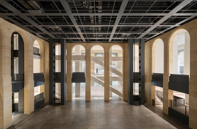 Espace intérieur rénové de la Fondation Cartier au Palais-Royal, dans l’ancien Louvre des Antiquaires