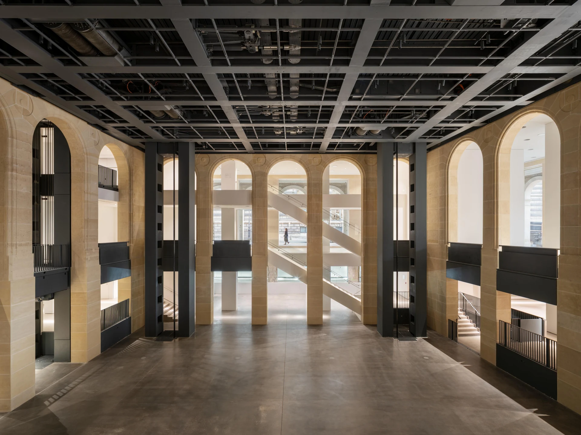 Espace intérieur rénové de la Fondation Cartier au Palais-Royal, dans l’ancien Louvre des Antiquaires
