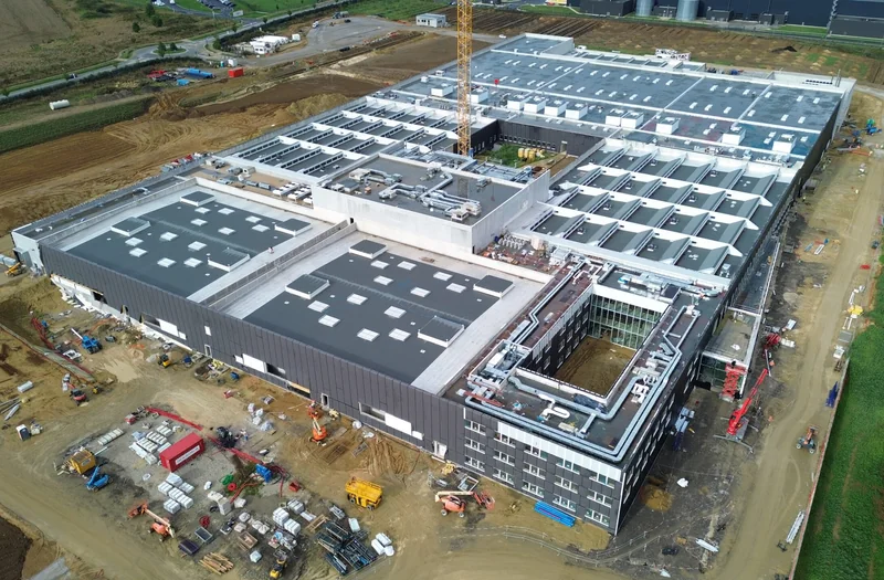 Vue aérienne du chantier de l’usine de parfums à Venette