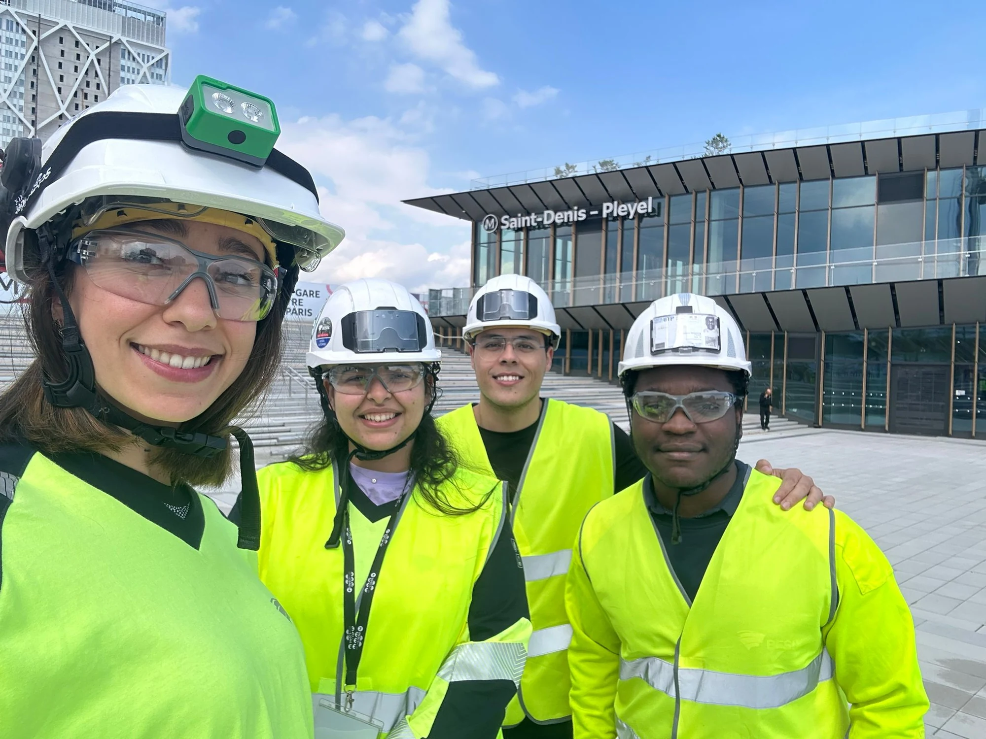 Collaborateurs UCETIA devant la gare Saint-Denis Pleyel