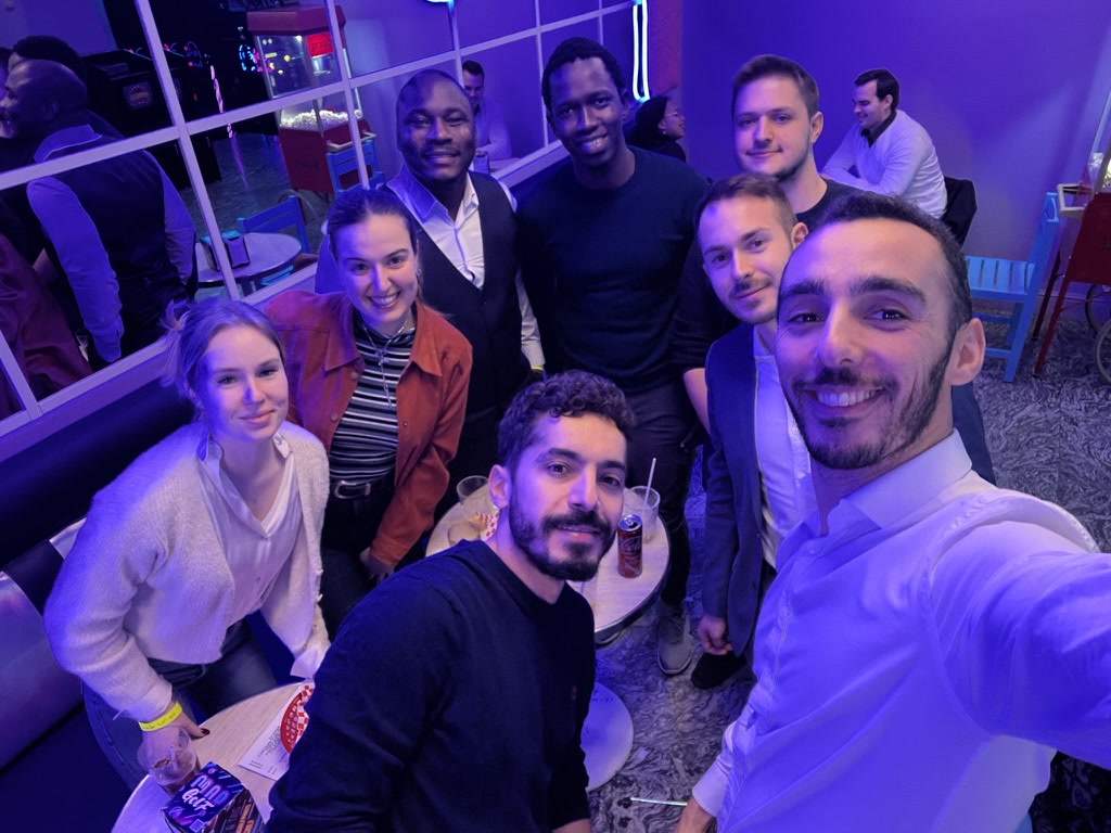 Collaborateurs UCETIA souriants lors d’une soirée d’équipe