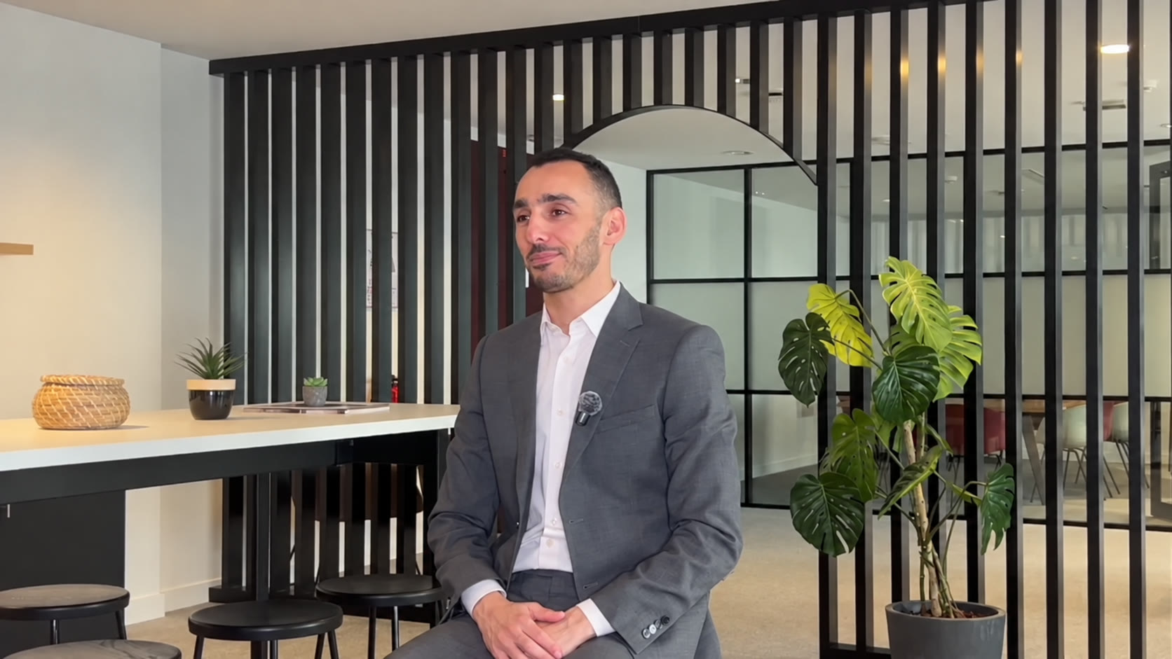 Hamine Saidi, fondateur d’UCETIA, souriant dans les bureaux de l’entreprise