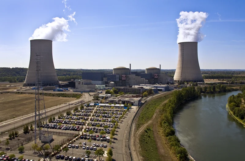 Vue aérienne de la centrale nucléaire de Golfech, de ses tours aéroréfrigérantes et de la Garonne