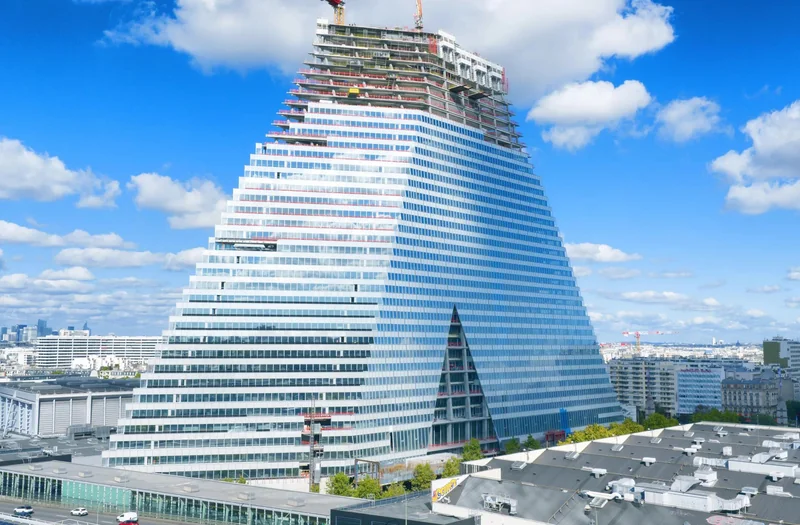 La Tour Triangle en construction à Paris, avec sa façade vitrée