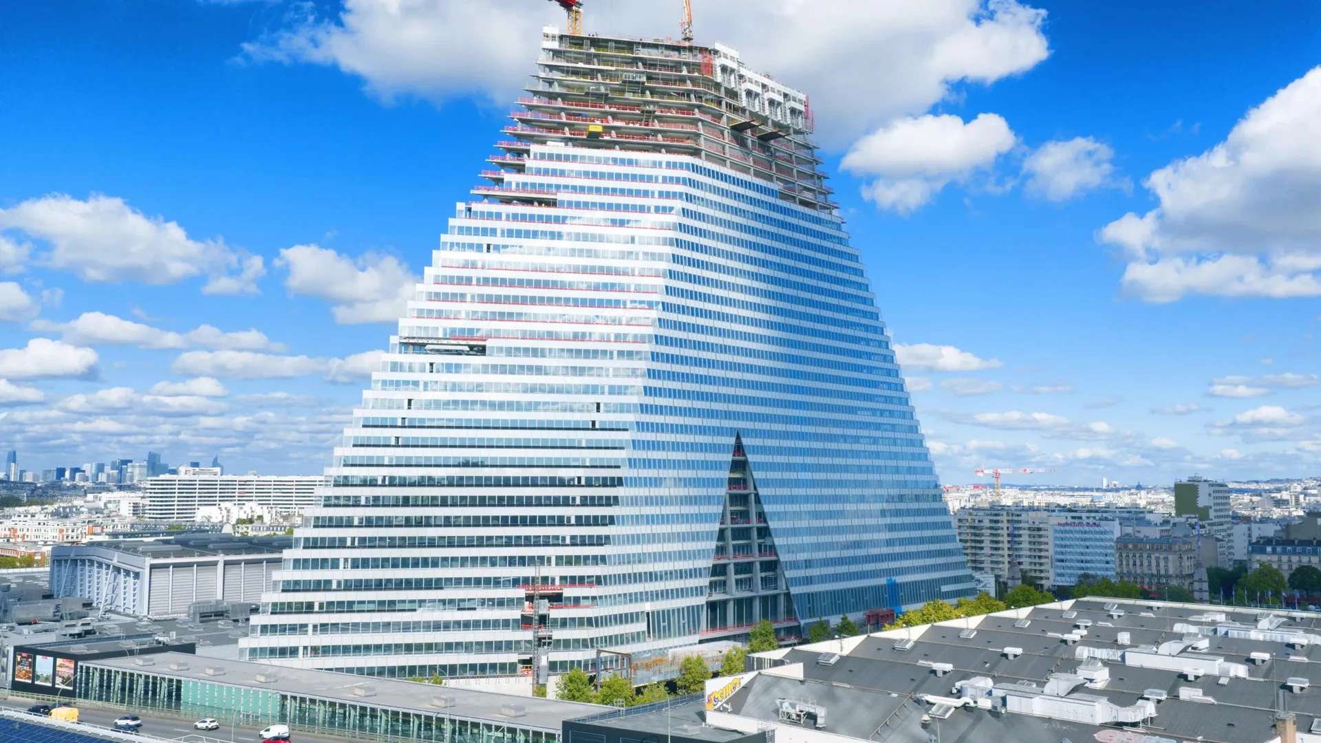 La Tour Triangle en construction à Paris, avec sa façade vitrée